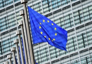 مقر اتحادیه اروپا در بروکسل با شیرخشک سفیدپوش شد/ فیلم