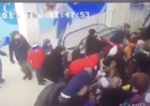 سقوط وحشتناک ۴۴ دانش آموز از پله برقی +فیلم