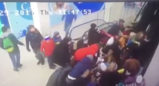 سقوط وحشتناک ۴۴ دانش آموز از پله برقی +فیلم