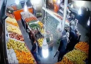 لحظات دلهره آور سرقت مسلحانه از مغازه میوه فروشی! + فیلم