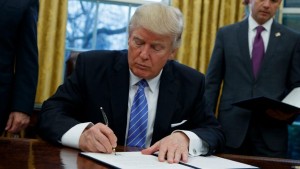 ترامپ احکام اجرایی درباره محدود کردن ورود مهاجران از ۷ کشور از جمله ایران را امضا می‌کند