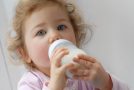 بچه هایتان را به این دلایل به نوشیدن شیر ترغیب کنید