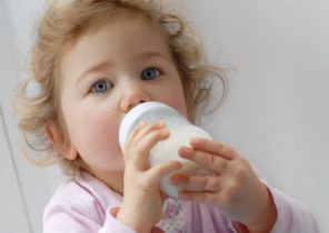 بچه هایتان را به این دلایل به نوشیدن شیر ترغیب کنید