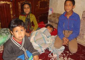 زندگی ناگوار دختر شهید و فرزندان بیمارش در مخروبه ای به نام خانه+تصاویر