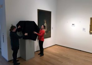 در اعتراض به قانون ممنوعیت سفر دونالد ترامپ موزه دیویس در کالج ولزلی آمریکا آثاری که توسط مهاجران خلق شدند را حذف کرد