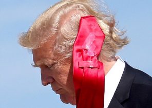 کراوات قرمزرنگ معروف ترامپ باز هم سوژه عکاسان شد + تصاویر