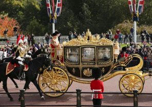 اصرار ترامپ برای سوار شدن به کالسکه ملکه در حین سفر به انگلیس