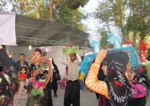 مراسم عروسی سنتی ۲ زوج کرجی در جشنواره لاله ها + تصاویر