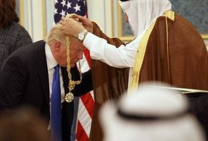 امضای بزرگ‌ترین قرارداد تسلیحاتی تاریخ جهان در ریاض/ خط و نشان ۴۶۰ میلیارد دلاری سعودی‌ها برای جمهوری اسلامی/ ترامپ یک سوم وعده‌های انتخاباتی خود را عملی کرد