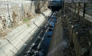 مشکلاتی که شهروندان برای کانال قدیمی میدان کرج رقم می زنند/ قدیمی ترین نشانه های شهر مدفون در زباله