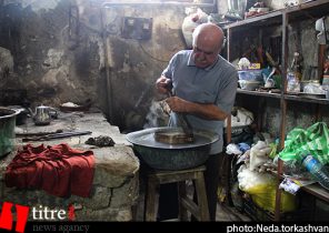 مسگرهای کرجی همه بیکار شدند و فقط من ماندم/ اگر رئیس جمهور می شدم به همه بازنشستگان بیمه و حقوق می دادم