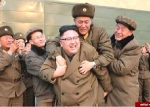 رهبر کره شمالی به چه کسی کولی داد +عکس