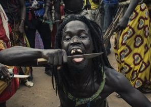 مراسم عجیب مردان سنگالی برای نمایش قدرت +تصاویر