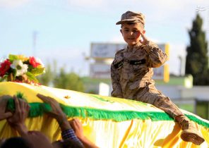 عکس/ وداع غرورمندانه فرزند فرمانده حزب‌الله با پیکر پدرش