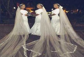 ازدواج جنجالی خواهران ۳ قلو در یک روز با شباهت باورنکردنی (عکس)