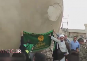 نصب پرچم حرم رضوی بر مسجدی که محل خلافت ابوبکر البغدادی بود + فیلم