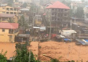 مدفون شدن صدها نفر در زیر سیلاب گل و لای در سیرالئون+تصاویر