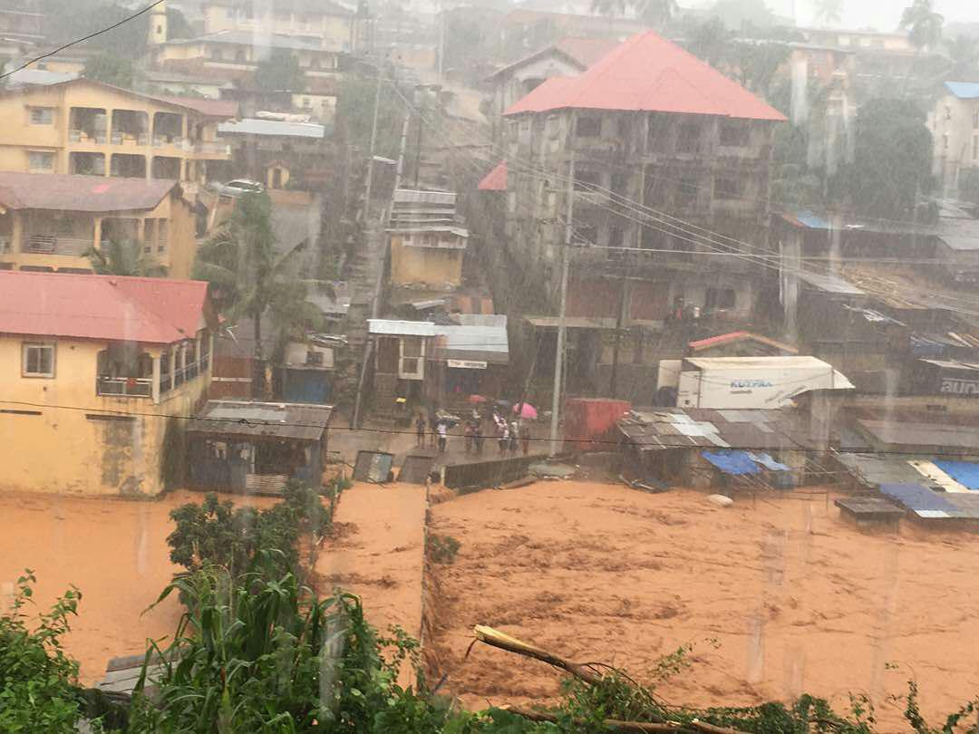مدفون شدن صدها نفر در زیر سیلاب گل و لای در سیرالئون+تصاویر