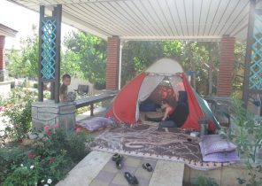 بی خانمانی و چادرخوابی خانواده کرجی در پی انفجار خانه همسایه/ خیرین برای رفع مشکل این خانواده ورود کنند