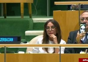 سلفی جنجالی دختر رئیس جمهور آذربایجان هنگام سخنرانی پدرش در سازمان ملل + تصاویر