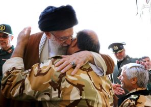 عکس/ خوش‌وبش رهبرانقلاب با جانبازان ارتش