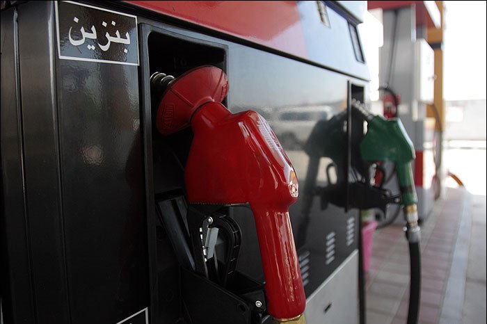 قیمت بنزین در سال ۹۷ افزایش می یابد؟/سیستم حمل و نقل نامناسب مانع از کنترل مصرف بنزین می شود