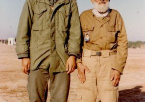 تصویری از حضور سردار سلیمانی به همراه پدرش در جبهه