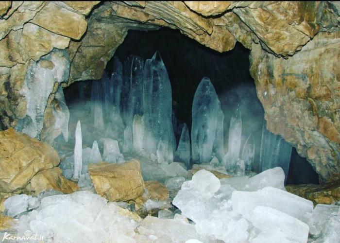 سفری به غار یخ مراد در روستای آزادبر/ قندیل های چشم نواز و استالاگتیت های اسفنجی میزبان گردشگران نوروزی