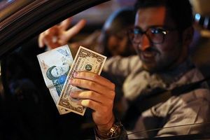حامیان روحانی چگونه مردم را با دلار ۵ هزار تومانی تهدید کردند؟/ نگرانی سلبریتی‌ها از گرانی نرخ ارز +عکس