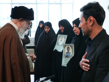 دیدار خانواده‌های دو شهید نیروی انتظامی با رهبر انقلاب