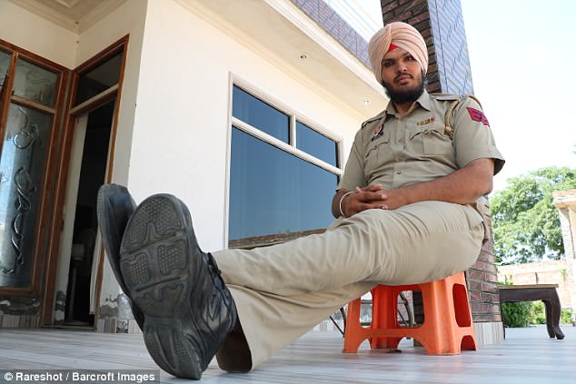 قدبلندترین افسر پلیس جهان در هند خدمت می‌کند +تصاویر