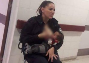 اقدام دلسوزانه یک افسر پلیس در شیر دادن به کودک دچار سوءتغذیه + تصویر