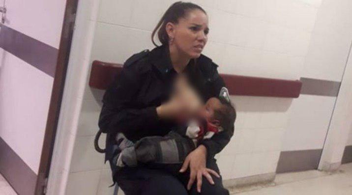 اقدام دلسوزانه یک افسر پلیس در شیر دادن به کودک دچار سوءتغذیه + تصویر