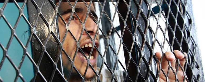 پشت پرده زندان‌های مخوف یمنی با شکنجه‌گران اماراتی/ از شکنجه‌های فجیع جنسی تا کباب کردن زندانیان! +تصایر
