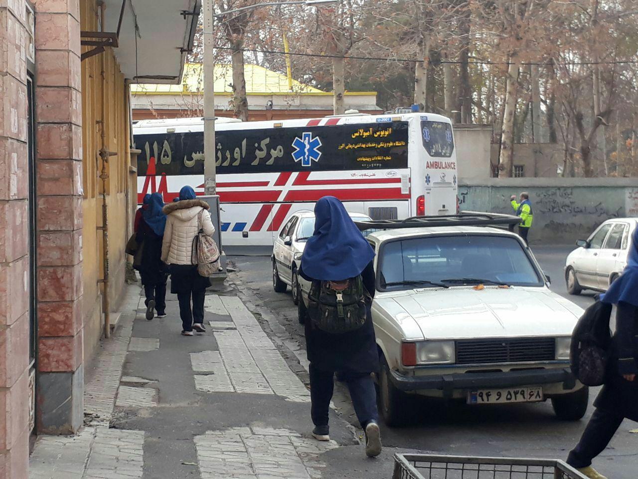 ۱۵ دانش آموز دختر مسموم شده کرجی از بیمارستان مرخص شدند/ علت حادثه باید توسط سازمان آتش نشانی کرج اعلام شود
