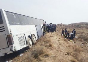 برخورد اتوبوس با وانت پیکان در جاده چالوس/ سرنشین ۵۵ ساله محبوس شده در خودرو نجات یافت