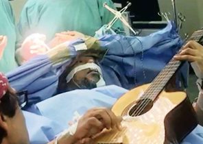 نواختن عجیب گیتار توسط بیمار در حین عمل جراحی مغز!