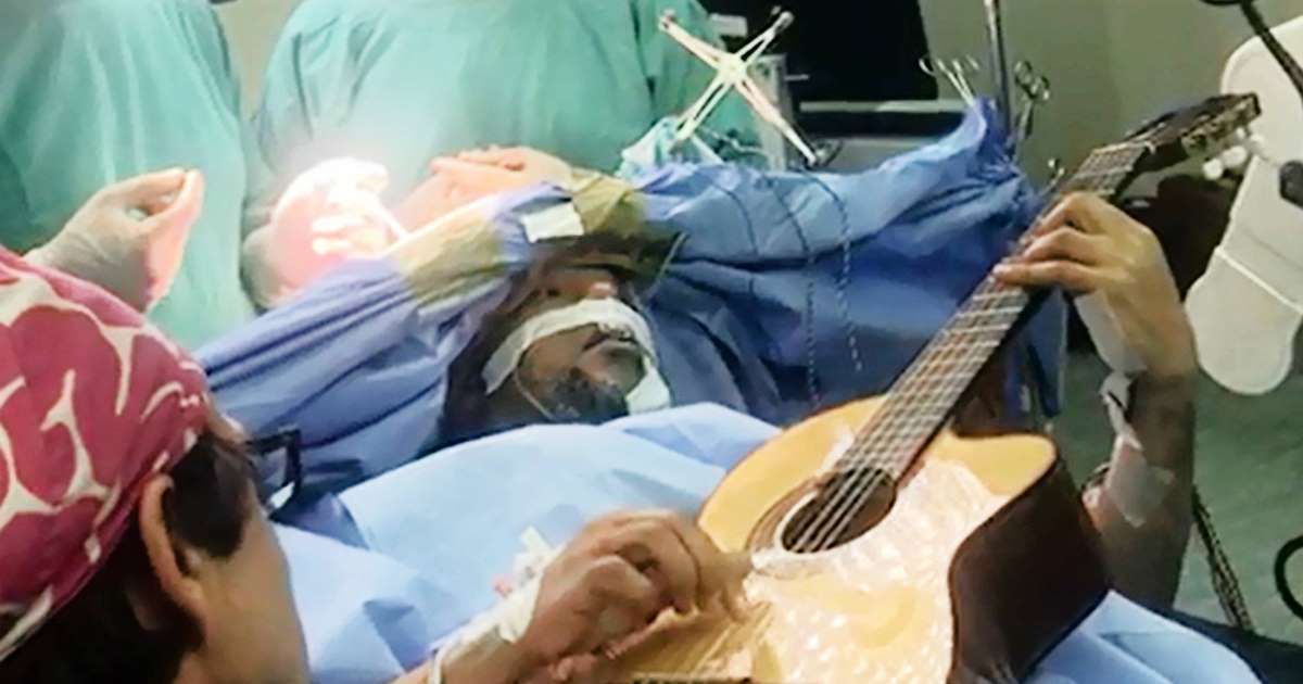 نواختن عجیب گیتار توسط بیمار در حین عمل جراحی مغز!