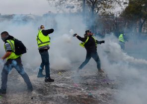 پاریس به منطقه جنگی تبدیل شد/ بازداشت بیش از ۱۰۰ نفر در درگیری پلیس با معترضان+ فیلم و تصاویر
