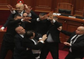 نخست‌وزیر آلبانی در هنگام سخنرانی خود در پارلمان این کشور با تخم‌مرغ از سوی یکی از نمایندگان مخالف هدف قرار گرفت.