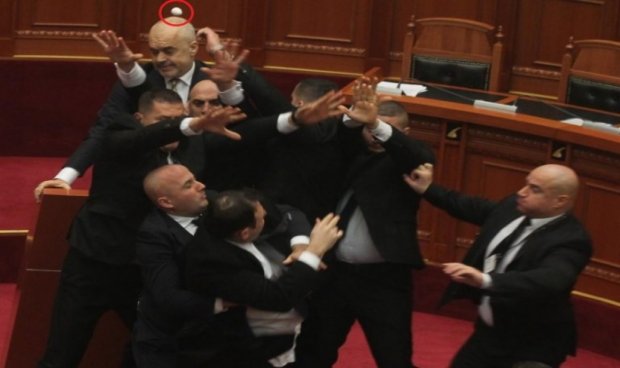 نخست‌وزیر آلبانی در هنگام سخنرانی خود در پارلمان این کشور با تخم‌مرغ از سوی یکی از نمایندگان مخالف هدف قرار گرفت.