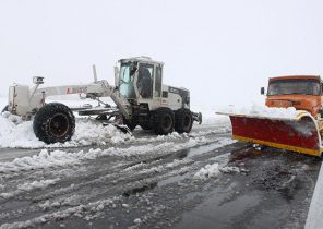 نجات ۱۶ مسافر و ۵ خودروگرفتار در برف توسط هلال احمر کرج/ مردم در جاده آتشگاه – دروان تردد نکنند