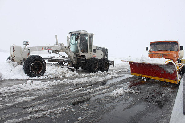 نجات ۱۶ مسافر و ۵ خودروگرفتار در برف توسط هلال احمر کرج/ مردم در جاده آتشگاه – دروان تردد نکنند