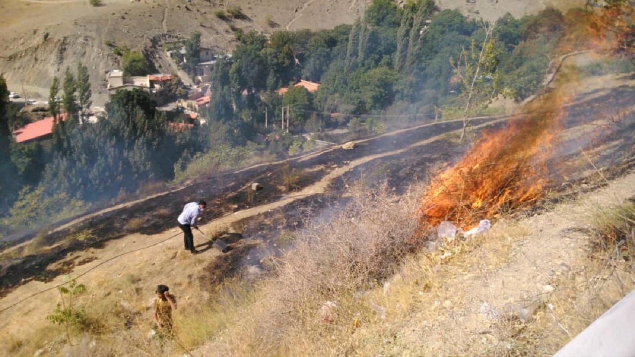 آتش سوزی مراتع در جاده کرج-چالوس