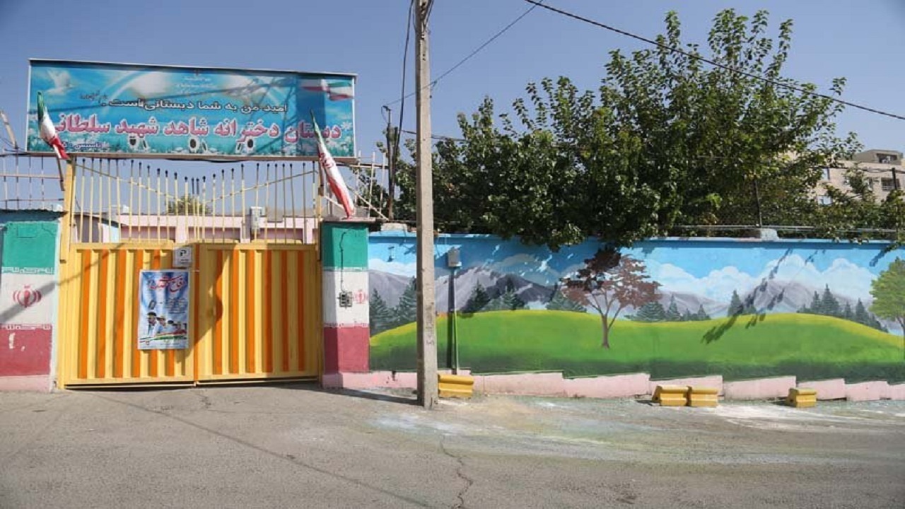 رنگ‌آمیزی دیوار‌های مدرسه شهید سلطانی در منطقه یک