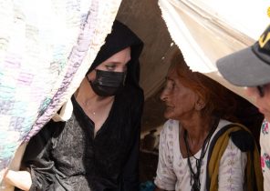 (تصاویر) حضور آنجلینا جولی در میان سیل زدگان پاکستان