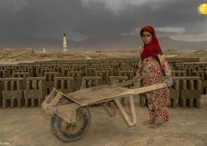 (تصاویر) کار کمرشکن کودکان افغان در کوره‌های آجرپزی
