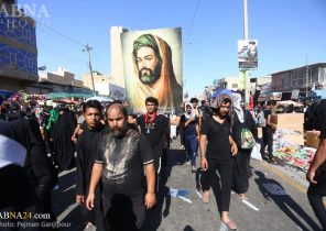 خروش زائران حسینی در پیاده‌روی اربعین اباعبدالله(ع) به سوی کربلا