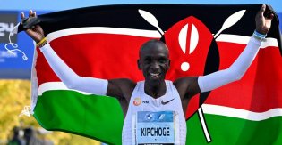 مرد تمام نشدنی کنیایی؛ رکورد دو ماراتن شکست