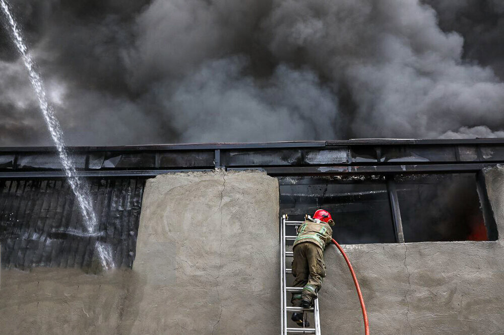 تصاویر | آتش سوزی گسترده در میدان گمرک تهران | اعزام ۵ ایستگاه آتش نشانی